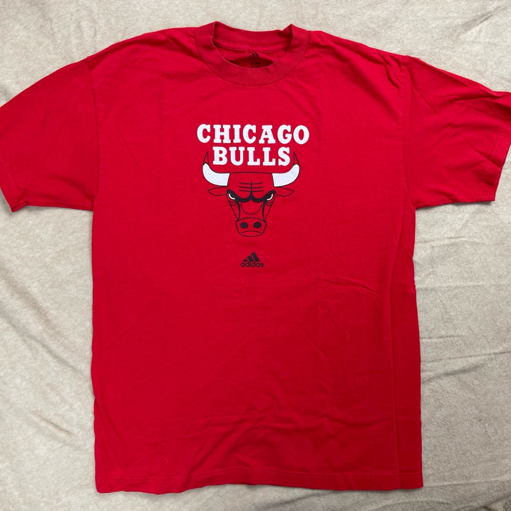 Men’s Red “Chicago Bulls” logo Adidas T-shirt size:Large